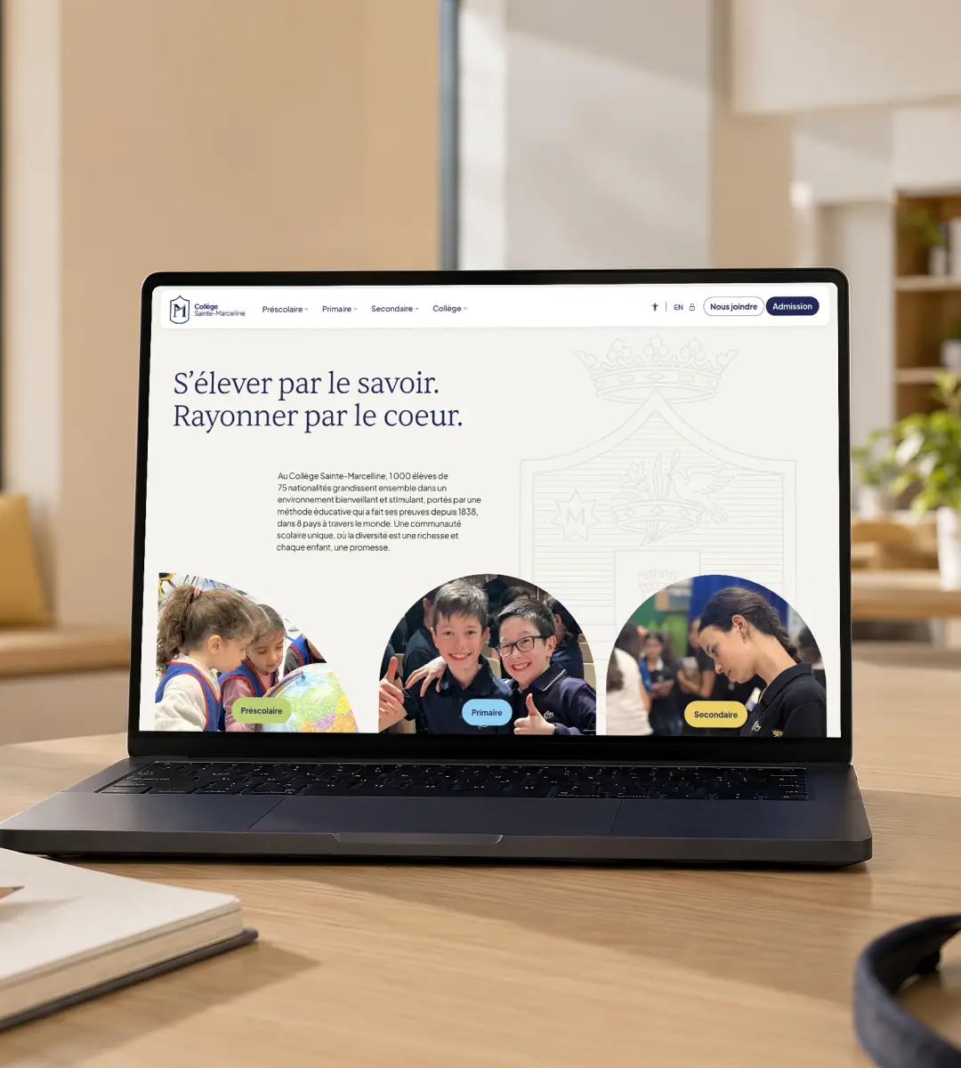 Site web du Collège Sainte-Marcelline affiché sur un ordinateur portable dans un espace d’étude lumineux.