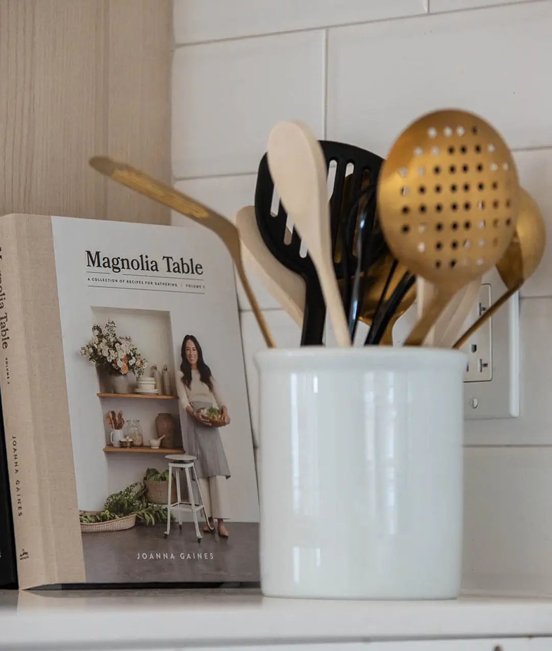 Livre de cuisine et ustensiles disposés dans la cuisine d’un condo Jardins Mirabel