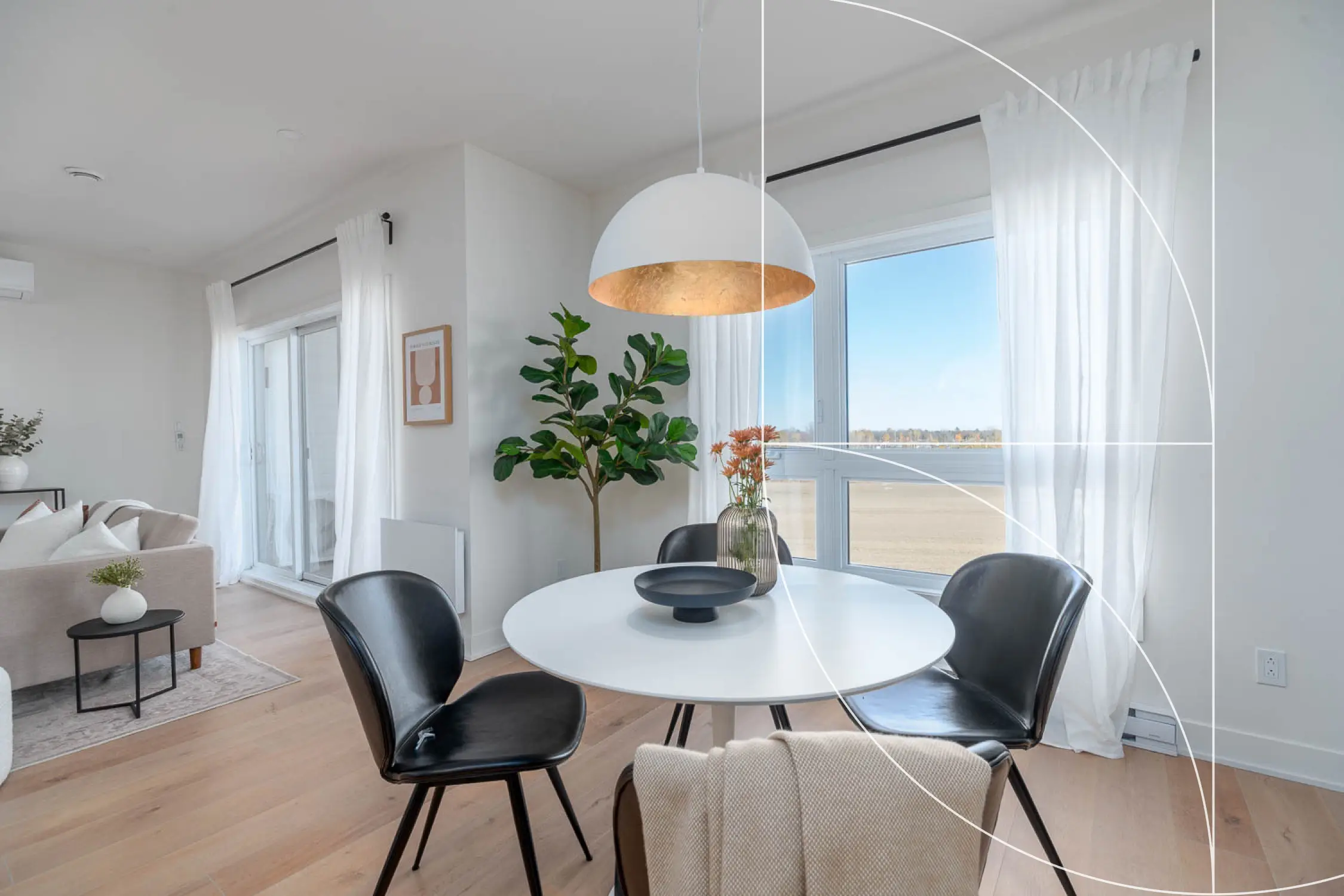 Salle à manger lumineuse d’un condo Jardins Mirabel avec motif graphique inspiré du logo