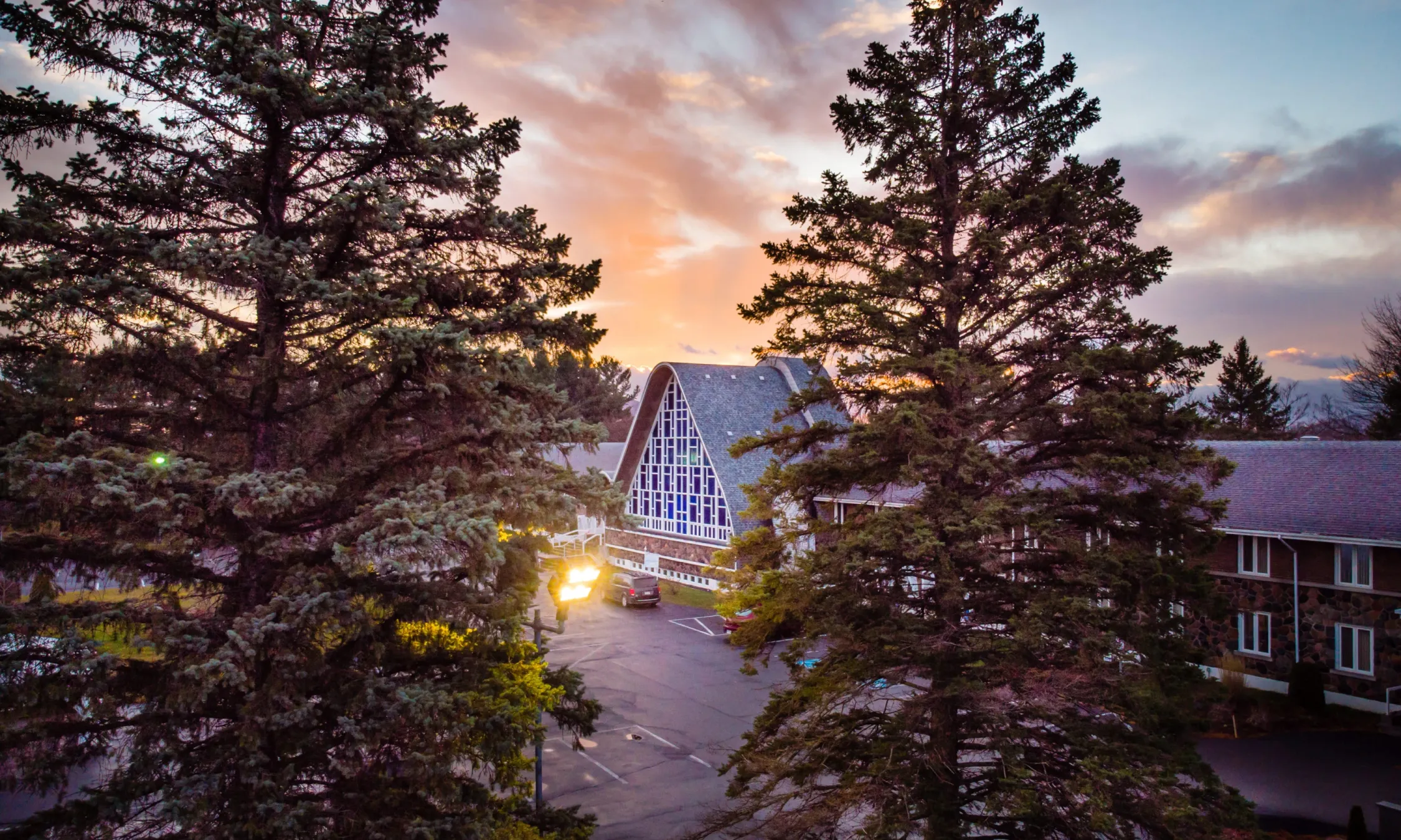 Bâtiment de Maison Trinitaire entouré d’arbres au coucher du soleil