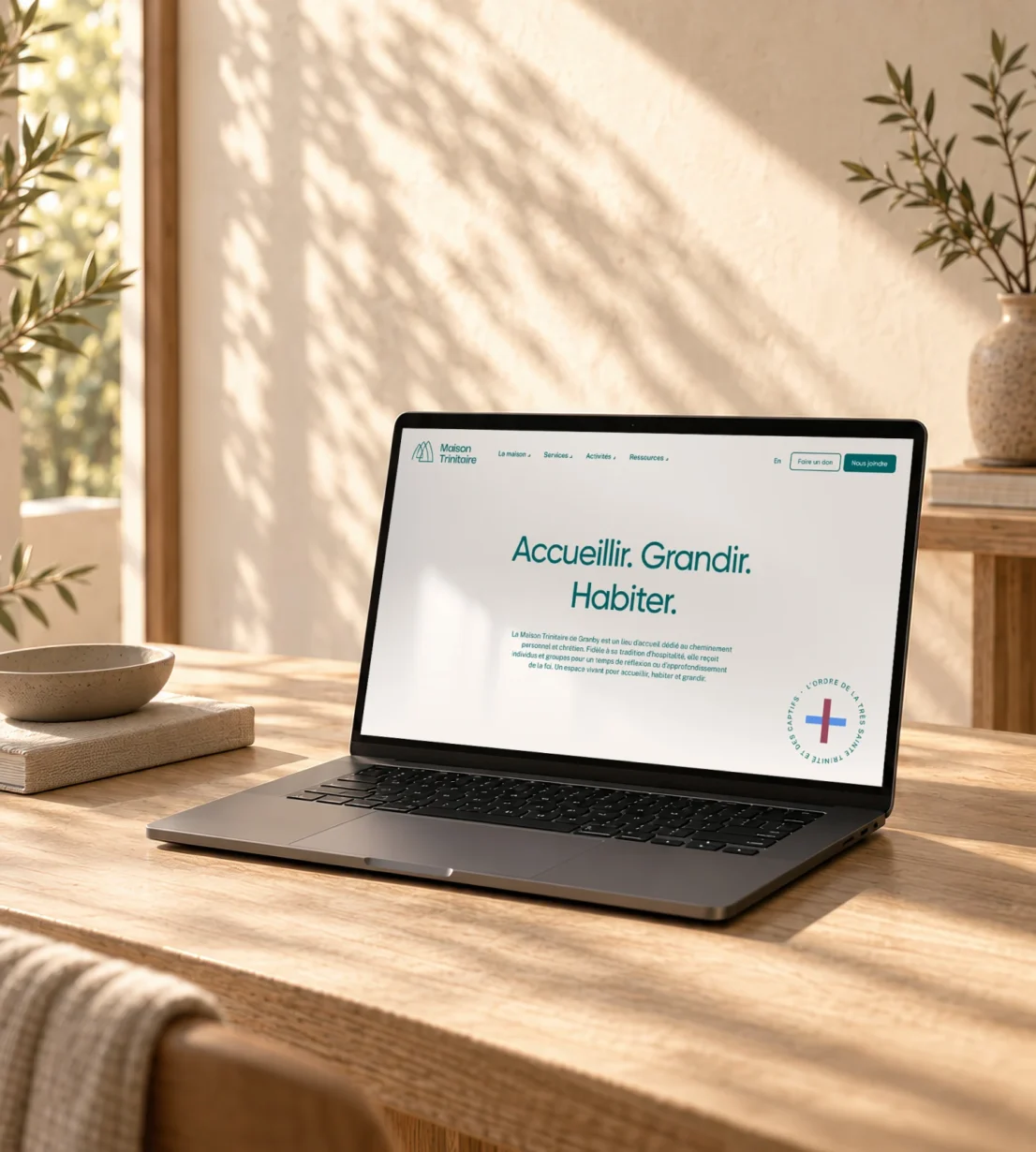 Site web de Maison Trinitaire présenté sur un ordinateur portable dans un environnement calme et lumineux